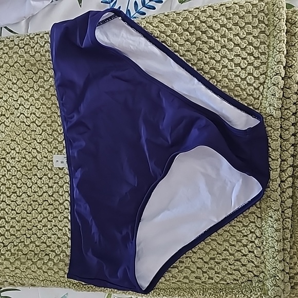 Striped one ruffled shoulder tankini - Picture 5 of 6